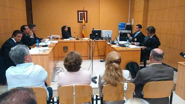 Macario Benítez (d.) y Ana Lupe Mora, a su lado, en una de las sesiones del juicio por el caso «Varadero»