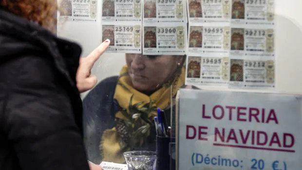 Una mujer escoge un décimo en la Administración número 11 en Valencia