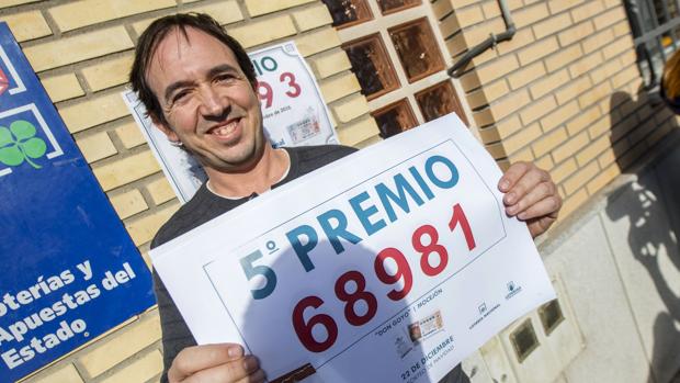 Vecino del municipio toledano de Mocejón muestra su alegría después que haya caído un quinto premio del sorteo de la Lotería de Navidad