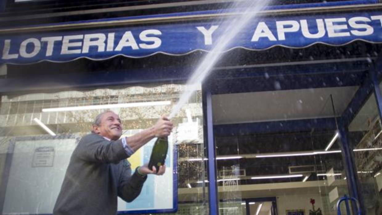 Sergio Martín, propietario de una Administración de lotería de la calle Orense, celebra un cuarto premio de la Lotería de Navidad en 2015