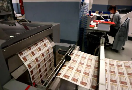 Los décimos de Lotería se imprimen a través de rotativas offset usando cuatro tintas (cyan, amarillo, magenta y negro)