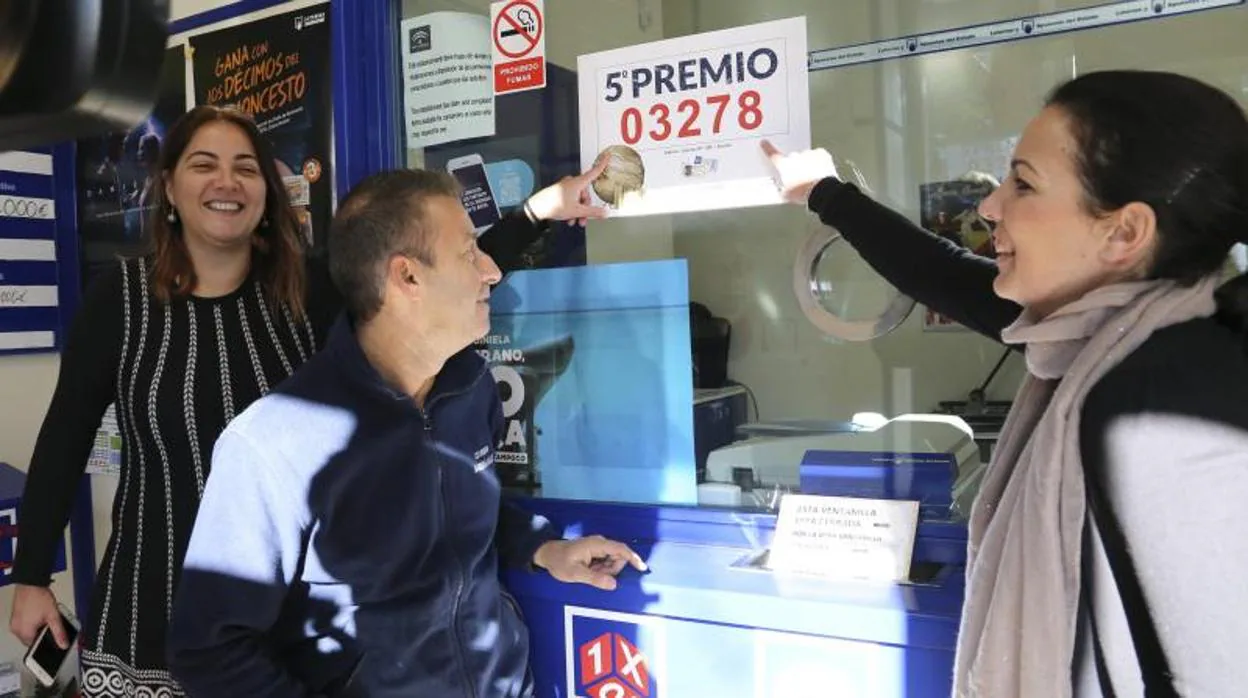 Varias personas celebran el quinto premio de la Lotería en Sevilla