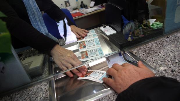 Cómo compartir décimos de Lotería de Navidad para evitar estafas y enfados