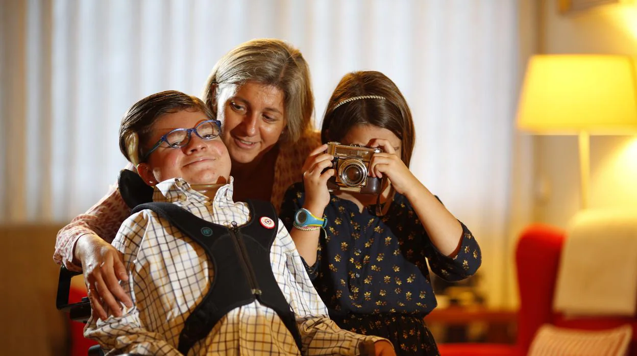 Andrés Marcio, que da nombre a la Fundación, junto a su madre y su hermana