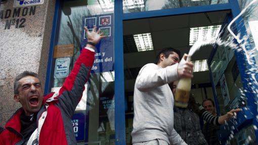 Los agraciados con el Gordo celebran su premio en la Administración Número 12 de Alcalá