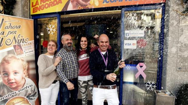 Gasolineras, parroquias, bares y peluquerías de barrio: los sitios donde ha tocado la Lotería de Navidad