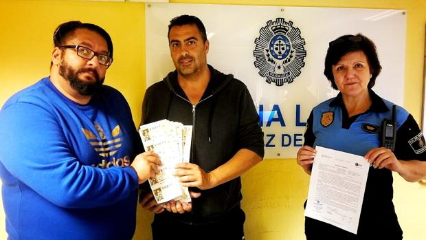 Un vecino de Santa Cruz de Tenerife entrega a la Policía 7.070 euros en décimos de Lotería de Navidad que encontró en la calle