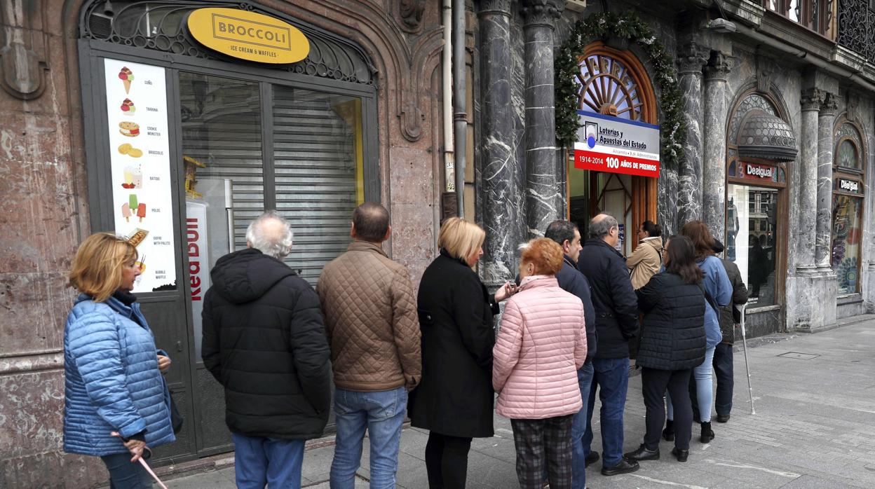 Colas en Bilbao para comprar lotería de Navidad