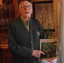 Manuel Viñuales sostiene el ejemplar de ABC de 1939 en el que aparecía