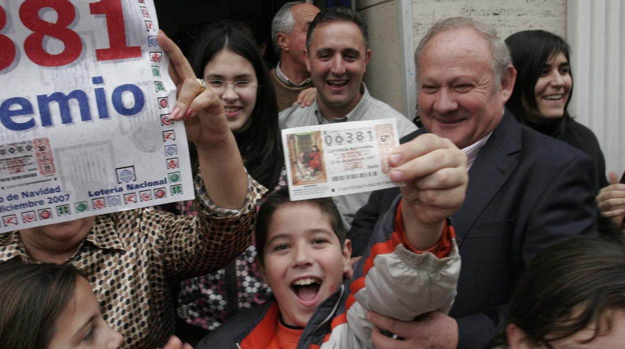 Estanislao Berruezo (dcha), junto a varios vecinos que celebran el Gordo de 2007 en Tíjola (Almería)