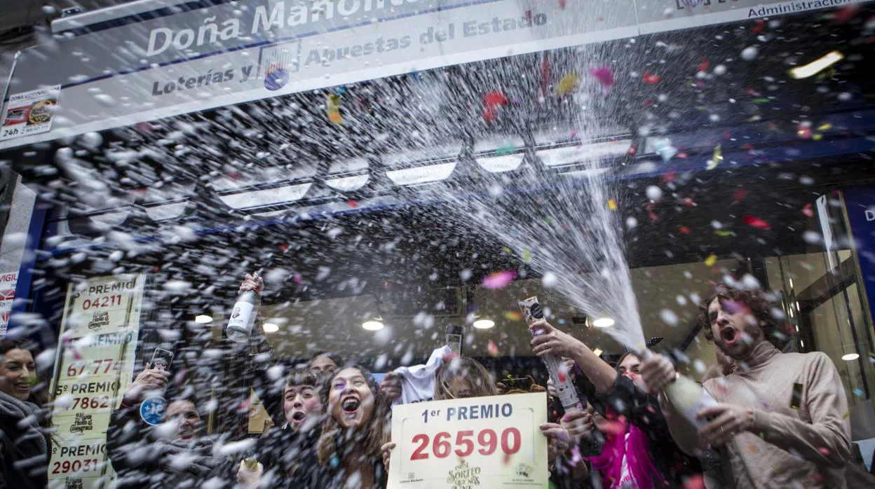 Celebración en Doña Manolita (Madrid) el día del Gordo de Navidad del año pasado