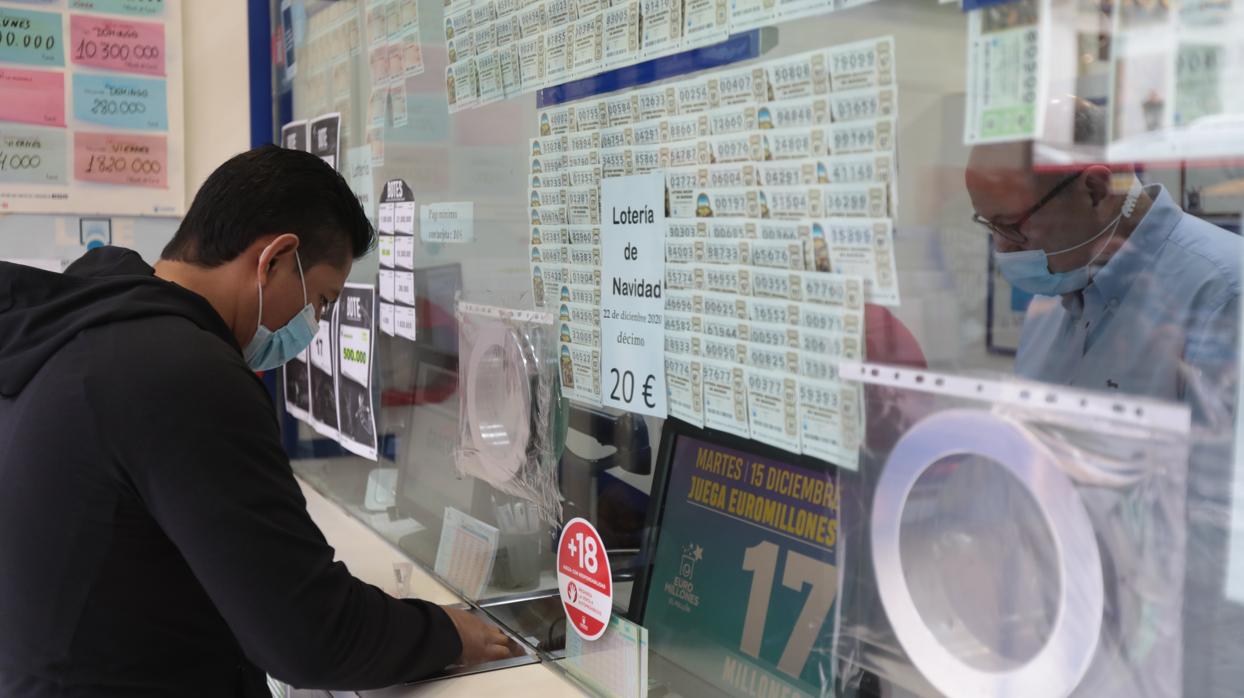 Un joven, compra un decimo en Sevilla