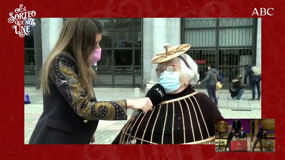 Los clásicos de la Lotería de Navidad no fallan: Manoli y «El Obispo», en las puertas del Teatro Real