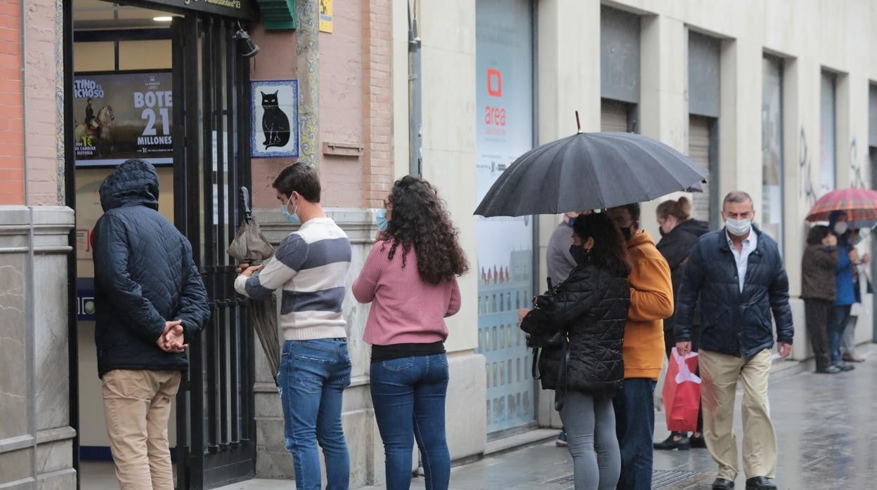 Personas haciendo cola para comprar un décimo de Lotería de Navidad