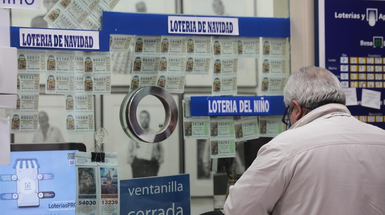 Administración de Lotería vendiendo Lotería de Navidad y Lotería del Niño