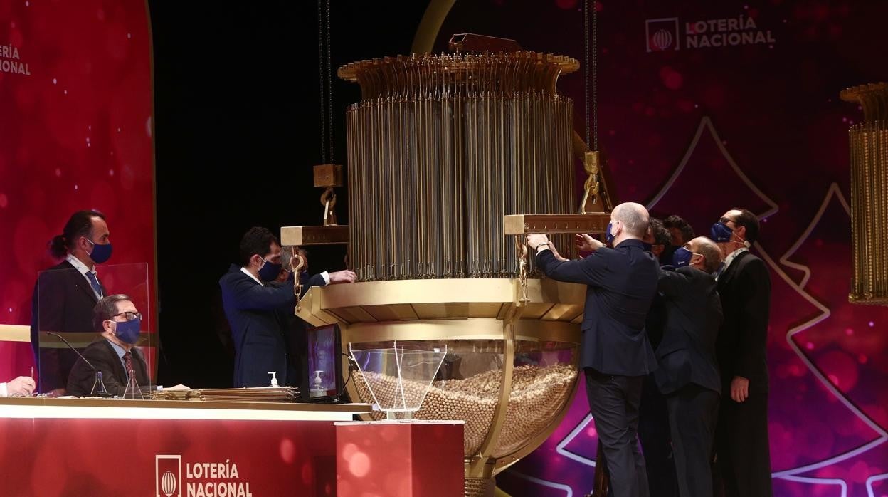 Unos trabajadores comprueban las bolas en el Teatro Real, antes del sorteo de Lotería de Navidad