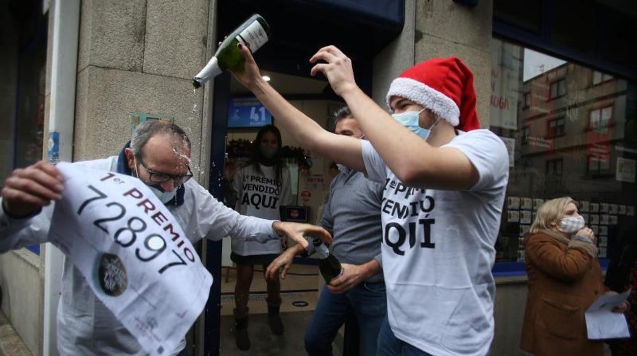 Celebración del primer premio de la Lotería de Navidad en una administración gallega en el año pasado