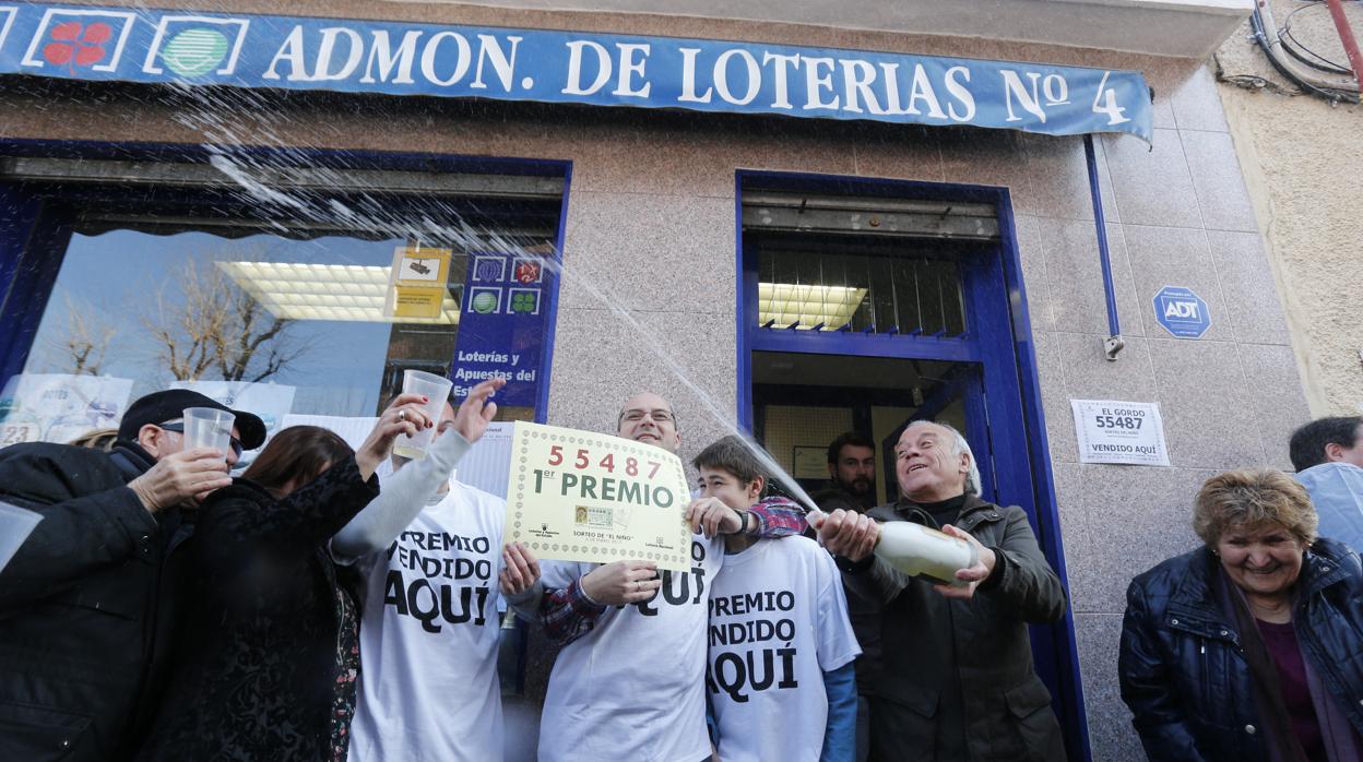 Celebración del primer premio de la Lotería del Niño