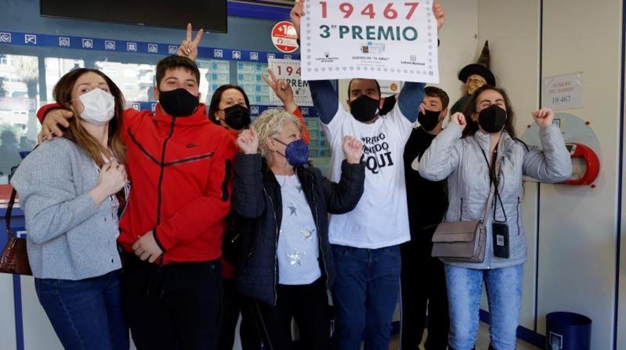 Agraciados con el tercer premio de la Lotería del Niño en la administración de Valencia que ha venido parte del mismo