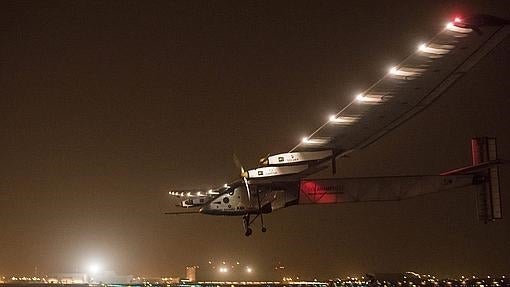 El «Solar Impulse II» antes de aterrizar en el aeropuerto de Muscat (Omán)