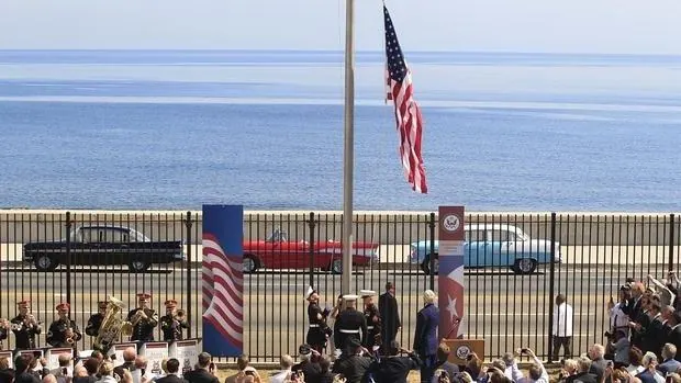 Izada de la bandera estadounidense en la Embajada de la Habana