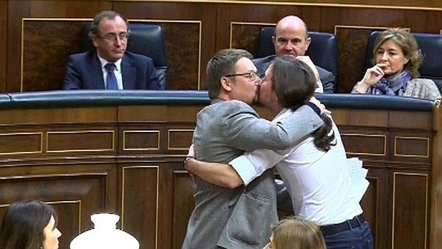 Imagen tomada de la señal institucional del Congreso de los Diputados en la que aparecen el líder de Podemos, Pablo Iglesias (d), y el de En Comú Podem, Xavier Doménech