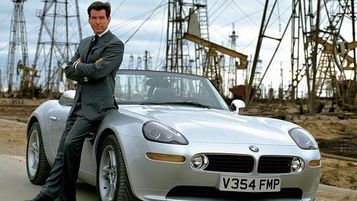 Bond (Pierce Brosnan) junto al BMW Z8 en 'El mundo nunca es suficiente'