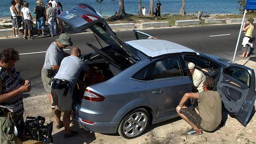 El equipo de rodaje pone a punto el flamante Ford Mondeo en el rodaje de 'Casino Royale'