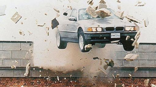 El BMW 750iL de Bond a punto de ser devuelto en Avis...