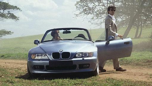El impoluto Bond (aquí Pierce Brosnan) junto al BMW Z3 de 'GoldenEye'