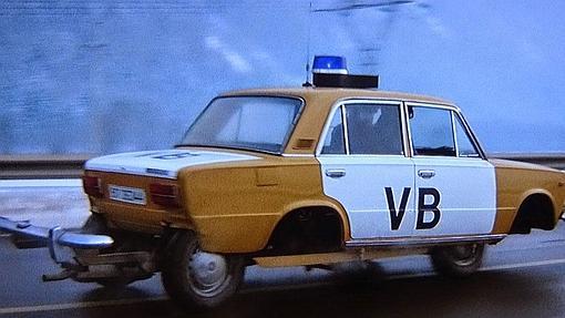 El Lada 2101de la policía checa, ya cortado en la base por el laser de James Bond