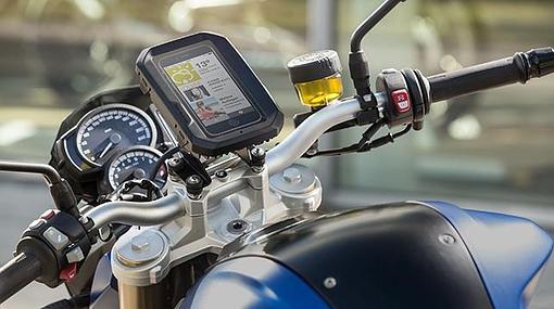 La misma conectividad que en un coche con la base para smartphones de BMW Motorrad