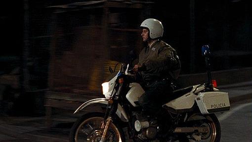 Un «falso» policía siguiendo a Bond a lomos de una DR de Suzuki en una escena de 'Quantum of Solace'