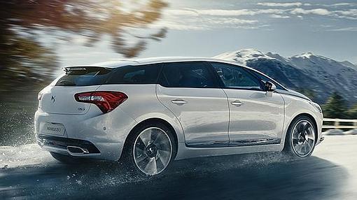 Ni familiar, ni berlina tradicional, el DS5 es muy original