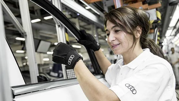 Audi diseña unos guantes mejoran la salud de sus empleados