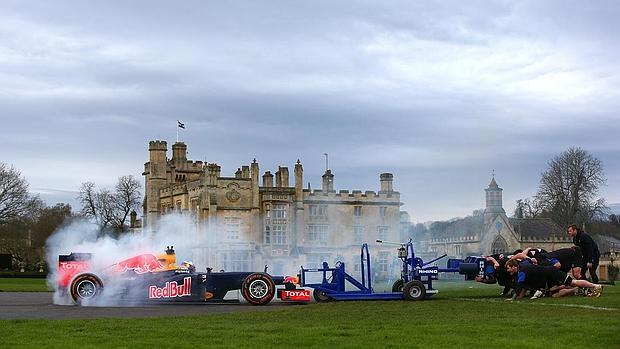 Vídeo: Un bólido de F1 contra un equipo de rugby, ¿quién empuja más?