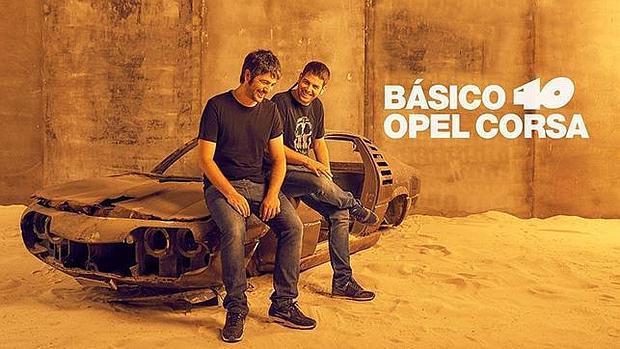 El duo Estopa con el Opel Corsa