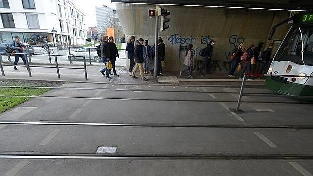 Instalan en Alemania semáforos especiales para los adictos al móvil
