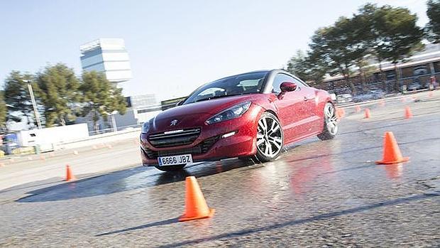 También sobre mojado podrán experimentarse los Peugeot más deportivos