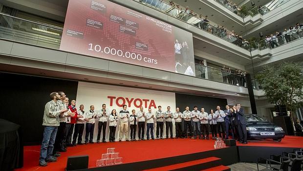 El primer Toyota Corolla fabricado en Europa, presente en la celebración