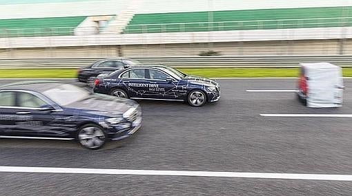 El sistema del Mercedes Clase E puede llegar a frenar por completo hasta los 100km/h en carretera
