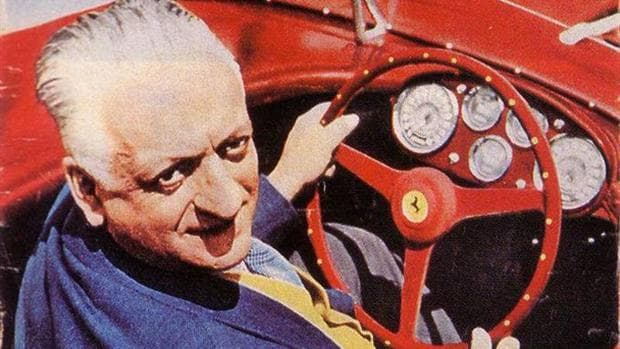 Enzo Ferrari al volante de uno de sus coches
