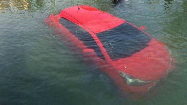 Consejo vital para salir de un coche sumergido en agua