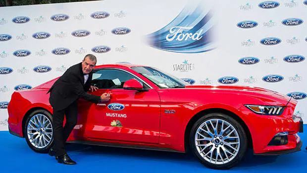 Antonio Banderas firmando el Ford Mustang que será subastado