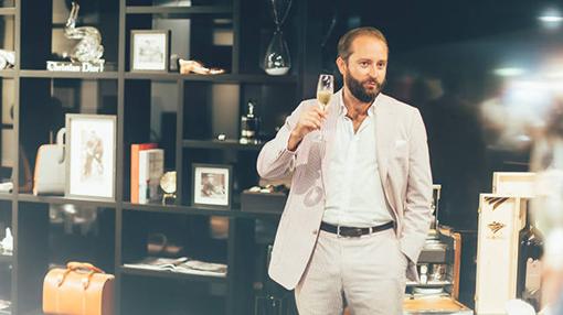 Tom Harrow, el escritor experto en vinos que acompaña a la marca