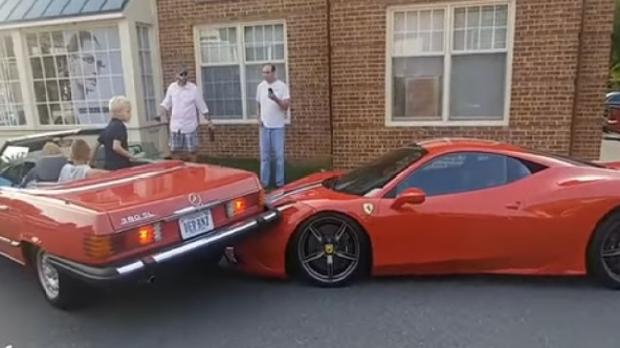 Aparca su Mercedes encima de un Ferrari