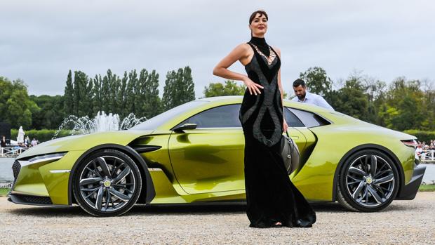 Concurso de Elegancia de Chantilly: coches de lujo acompañados por modelos de ensueño