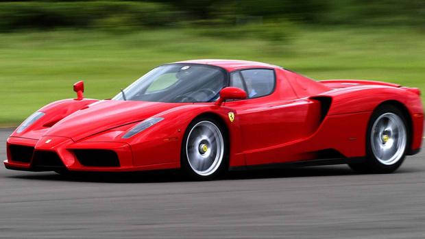 Vídeo: Conducen un Ferrari de 1,2 millones como un coche de rallys