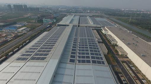 El techo de las fábricas resulta perfecto para la instalación de paneles solares