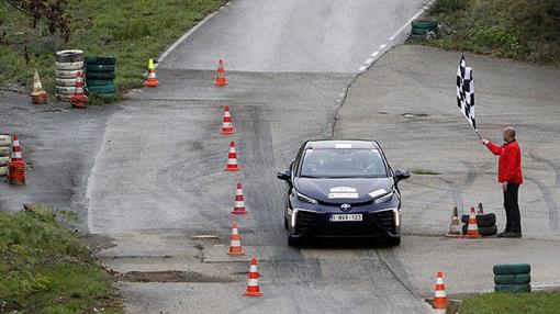 El Toyota Mirai también tuvo que pasar los puntos de control de cualquier rally de regularidad